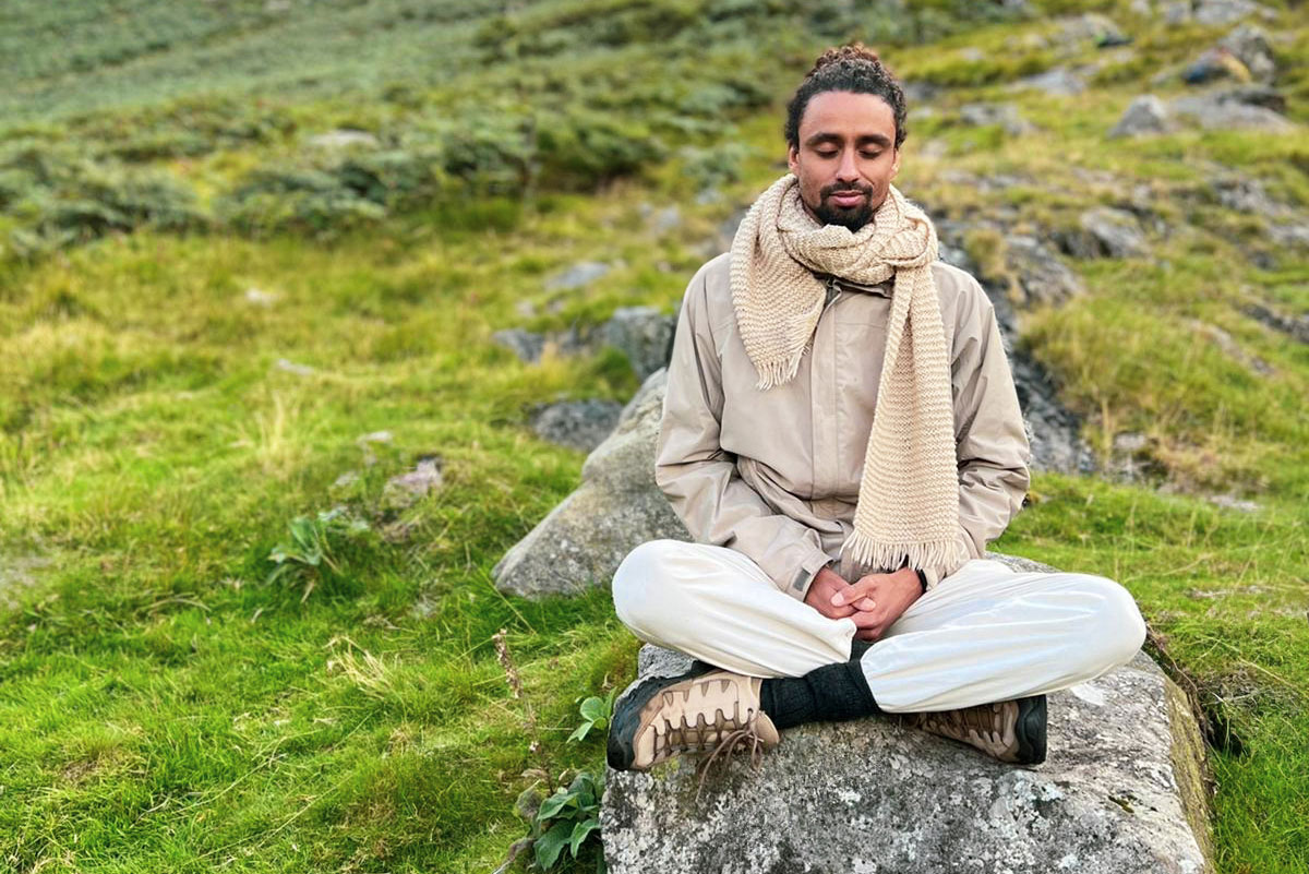 1200-Moringo-meditating